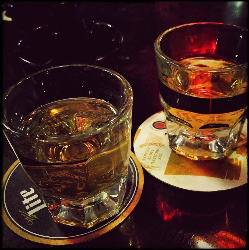 Durty Nellys Irish Pub | restaurant | 208 W University Ave, Gainesville, FL 32601, USA | 3523749567 OR +1 352-374-9567