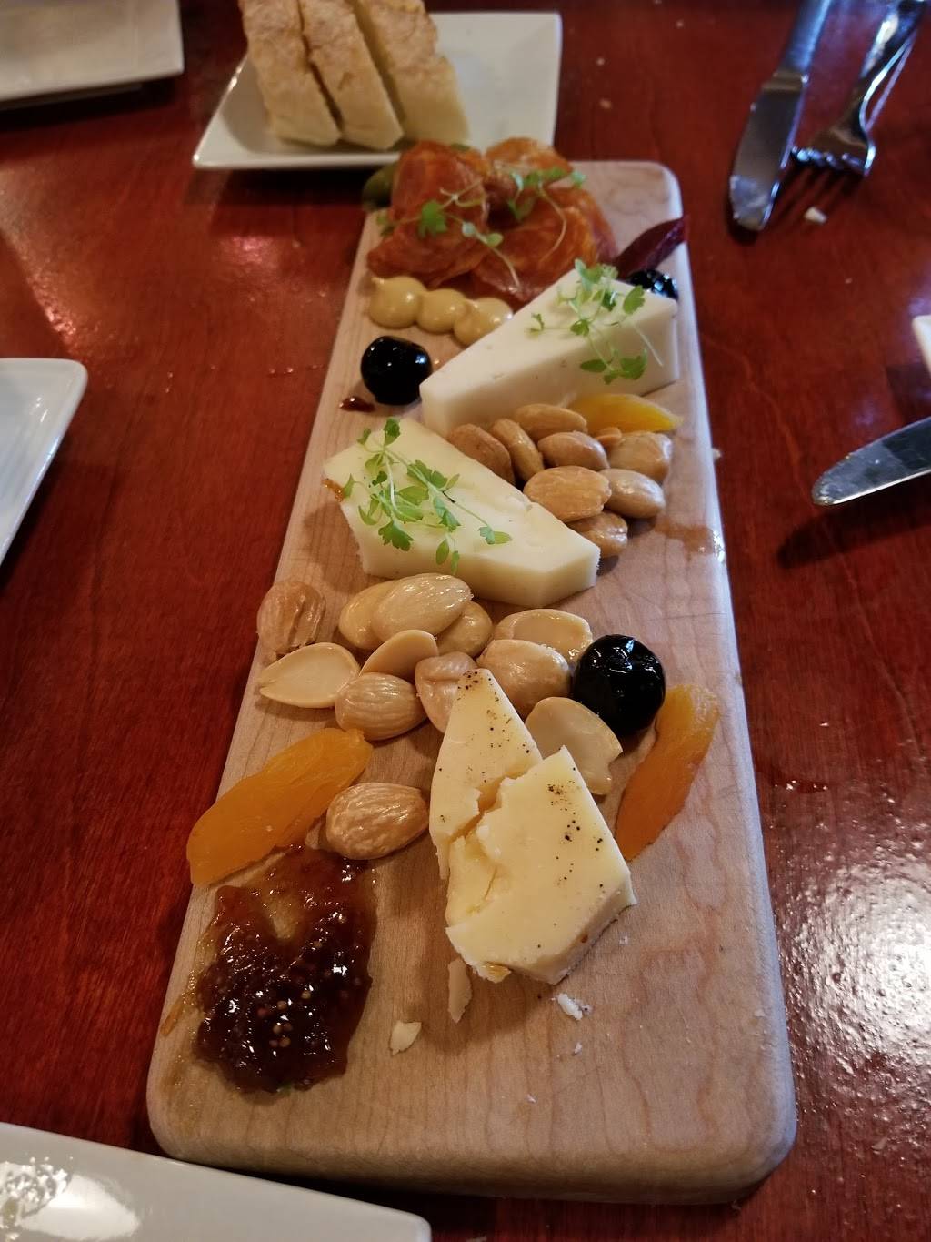 Grapes Wine Bar of Annapolis | restaurant | 1410 Forest Dr, Annapolis, MD 21403, USA | 4105715378 OR +1 410-571-5378