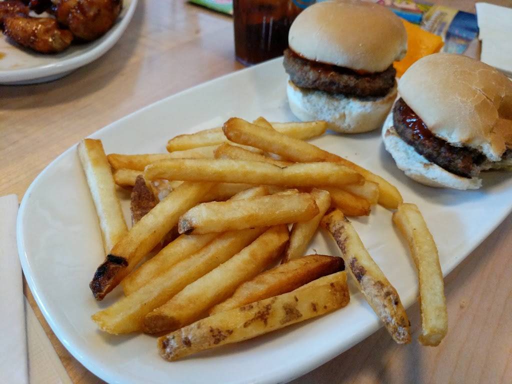 Boston Pizza | restaurant | 499 Dundas St W, Oakville, ON L6M 1L9, Canada | 9052578009 OR +1 905-257-8009