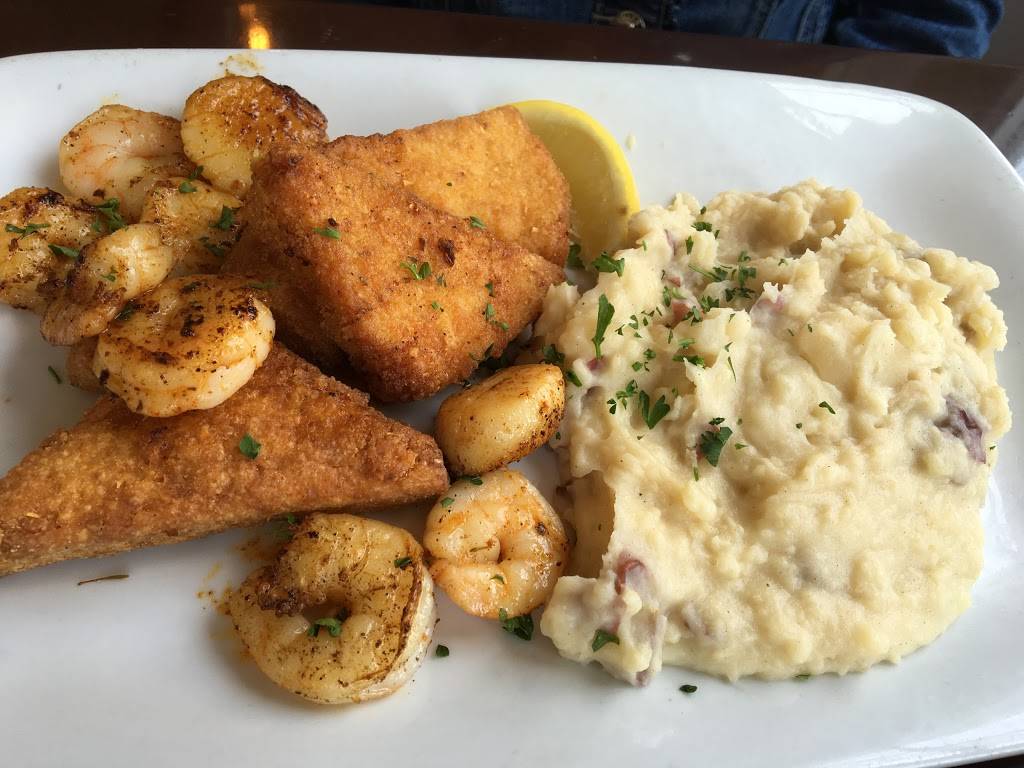 Harrys Seafood, Bar & Grille | restaurant | 46 Avenida Menendez, St. Augustine, FL 32084, USA | 9048247765 OR +1 904-824-7765