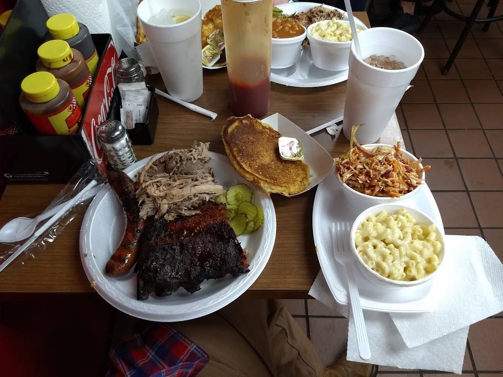 Center Point Barbecue | restaurant | 1212 W Main St, Hendersonville, TN 37075, USA | 6158249330 OR +1 615-824-9330