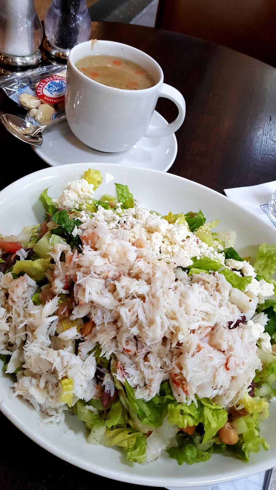 Legal Sea Foods | restaurant | Ronald Reagan Washington National Airport (DCA), 2401 S Smith Blvd, Arlington, VA 22202, USA | 5715515988 OR +1 571-551-5988