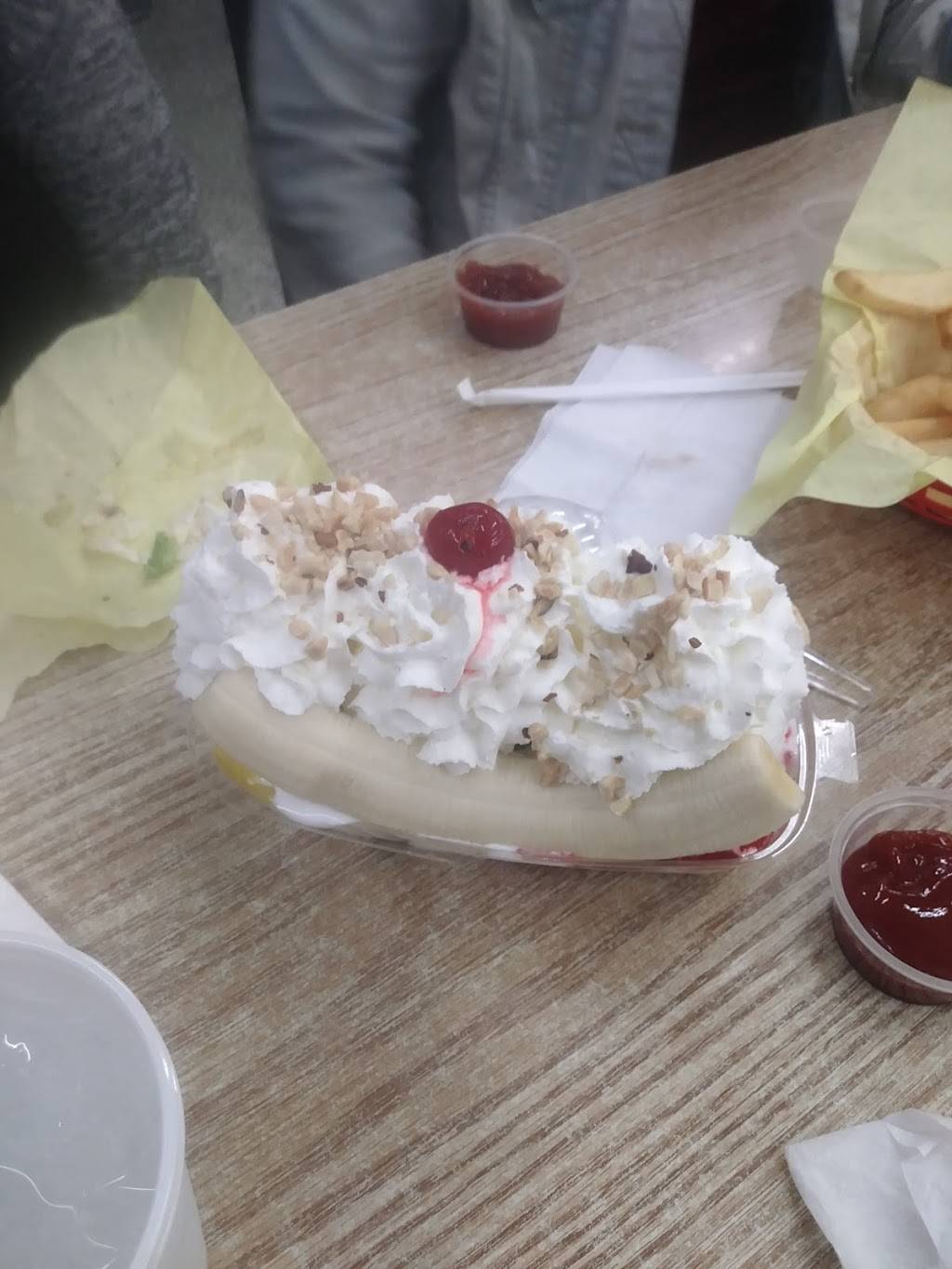 Moms Old Fashion Burgers | restaurant | 1311 W Clinton Ave, Fresno, CA 93705, USA | 5592663245 OR +1 559-266-3245