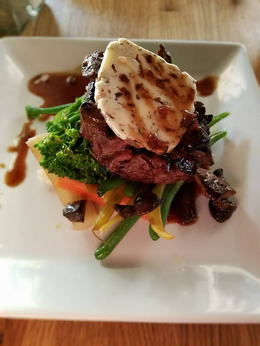 Bleu Restaurant & Lounge | restaurant | 2200 Dickinson Rd, De Pere, WI 54115, USA | 9203475000 OR +1 920-347-5000