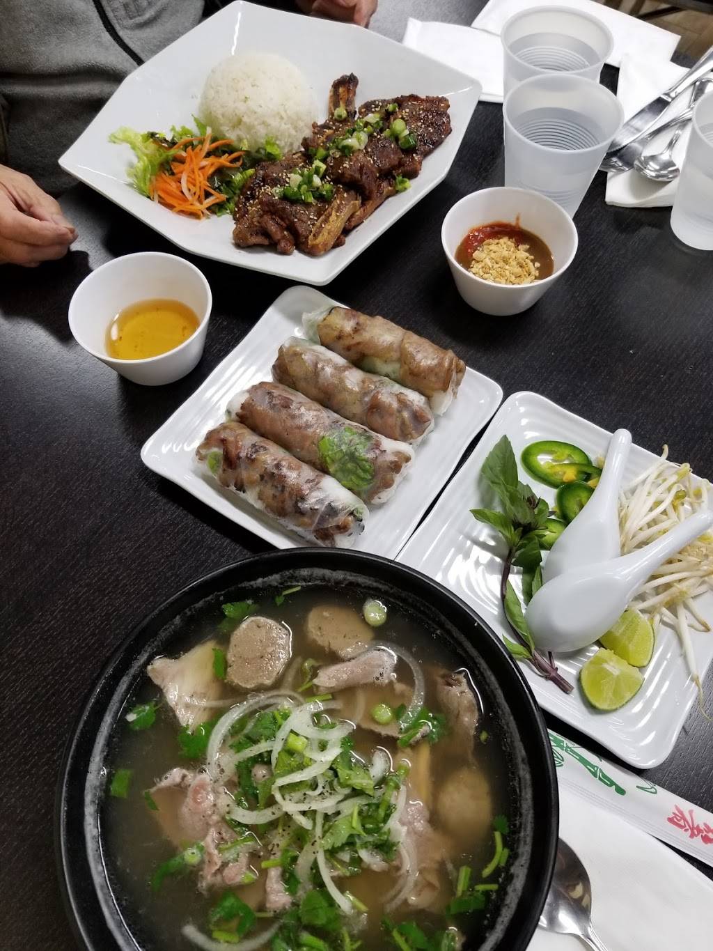 Rolls And Grill | restaurant | 3803 Ming Ave, Bakersfield, CA 93309, USA | 6617355830 OR +1 661-735-5830