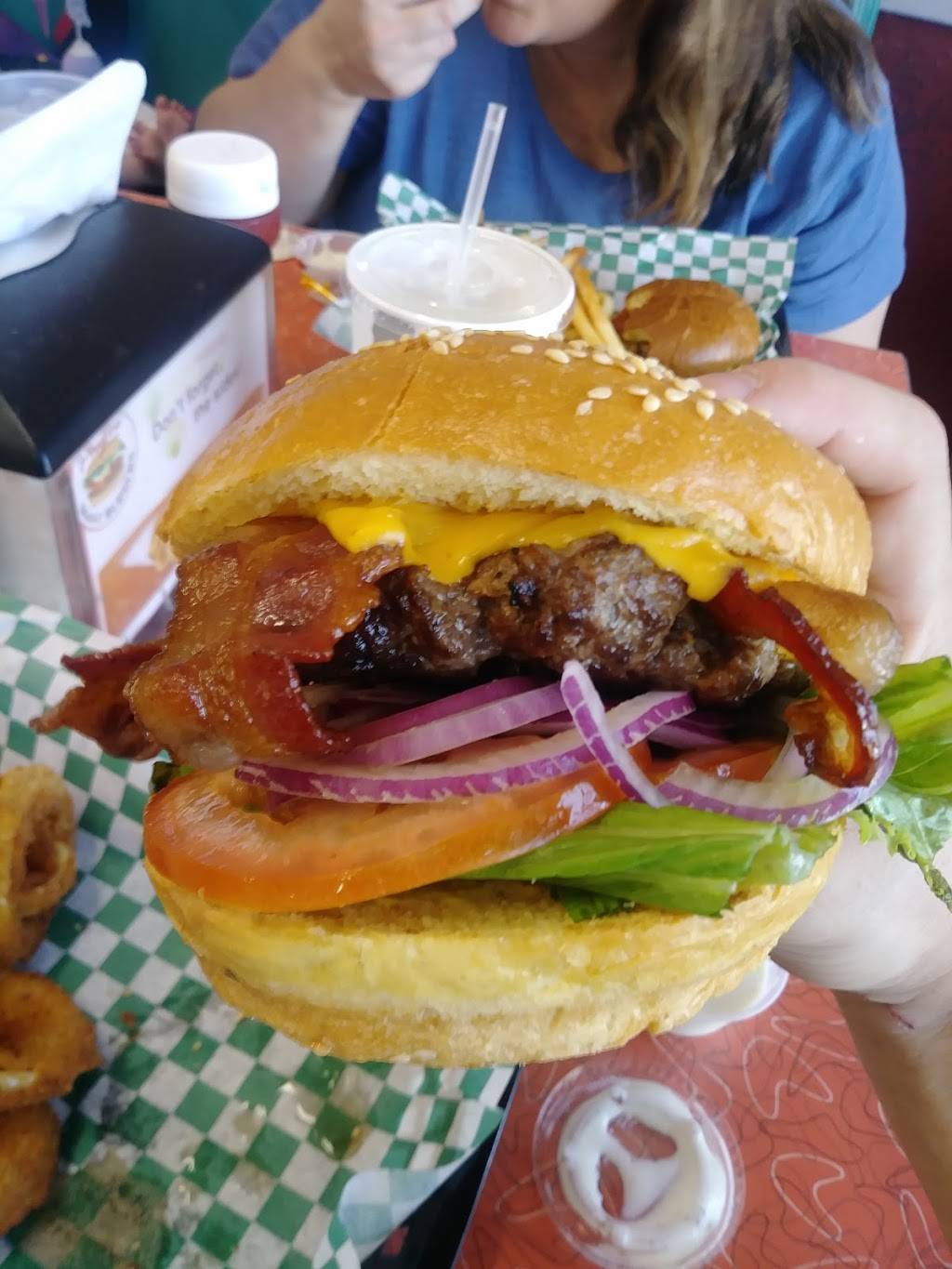 Phyllis Giant Burgers | restaurant | 1774 Piner Rd, Santa Rosa, CA 95403, USA | 7075210890 OR +1 707-521-0890