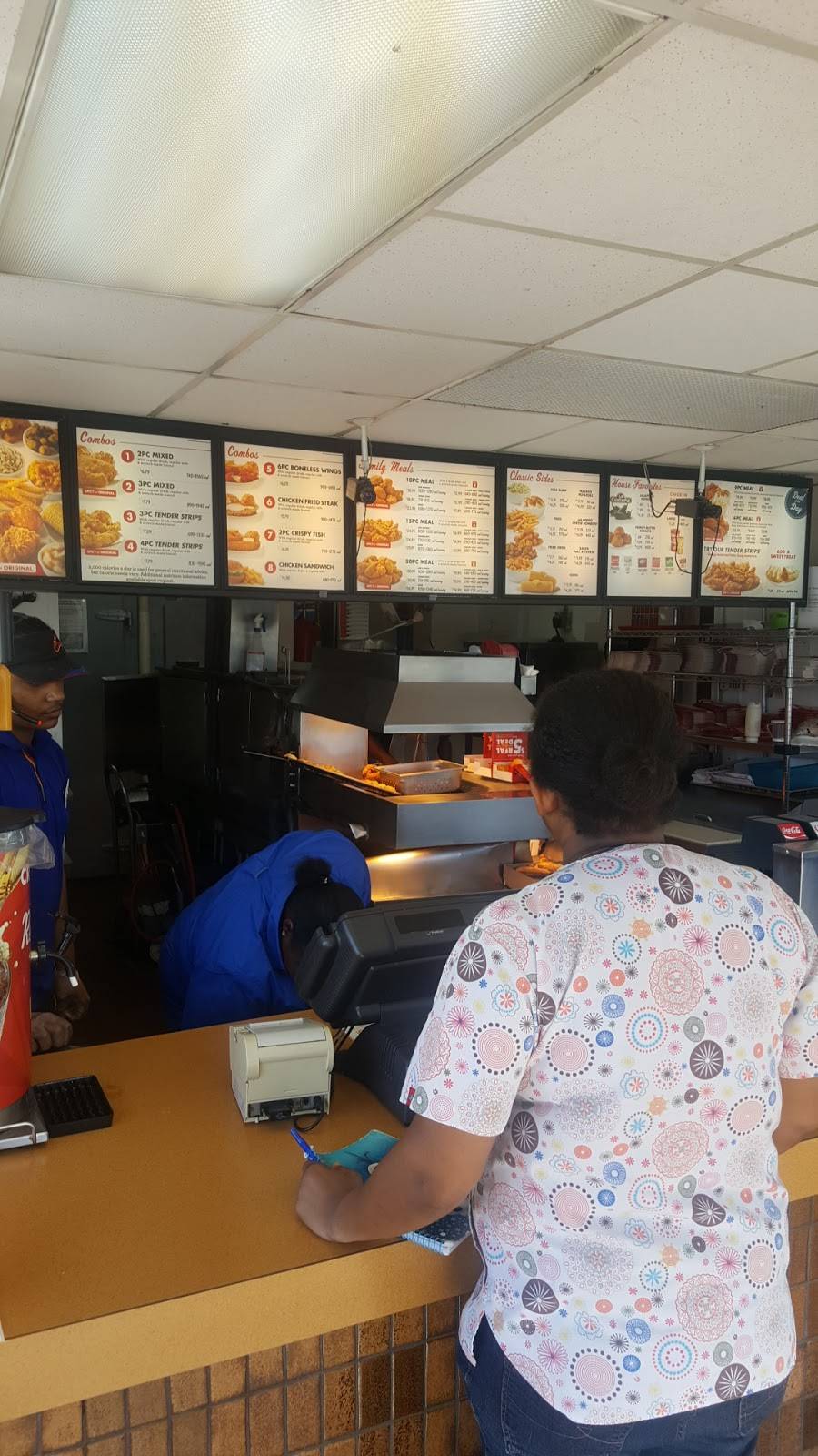 Churchs Chicken | restaurant | 333 E 159th St, Harvey, IL 60426, USA | 7083312157 OR +1 708-331-2157