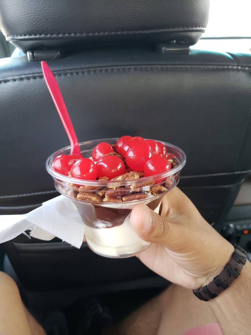 Leons Frozen Custard | restaurant | 3131 S 27th St, Milwaukee, WI 53215, USA | 4143831784 OR +1 414-383-1784