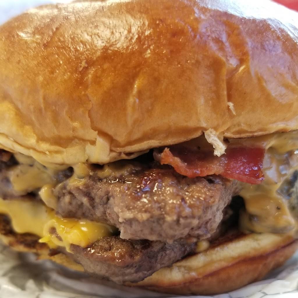 Wendys | restaurant | 2400 Dundas St W, Mississauga, ON L5K 2R8, Canada | 9058558953 OR +1 905-855-8953