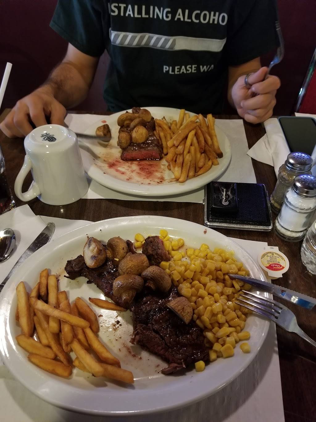 Mount Royal Tavern & Restaurant | restaurant | 187 Main St S, Mount Forest, ON N0G 2L0, Canada | 5193231461 OR +1 519-323-1461