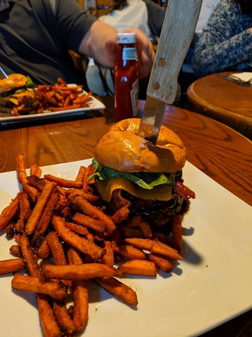 Wallys Tap House | restaurant | 13 Crandall Rd, Tiverton, RI 02878, USA | 4016241212 OR +1 401-624-1212