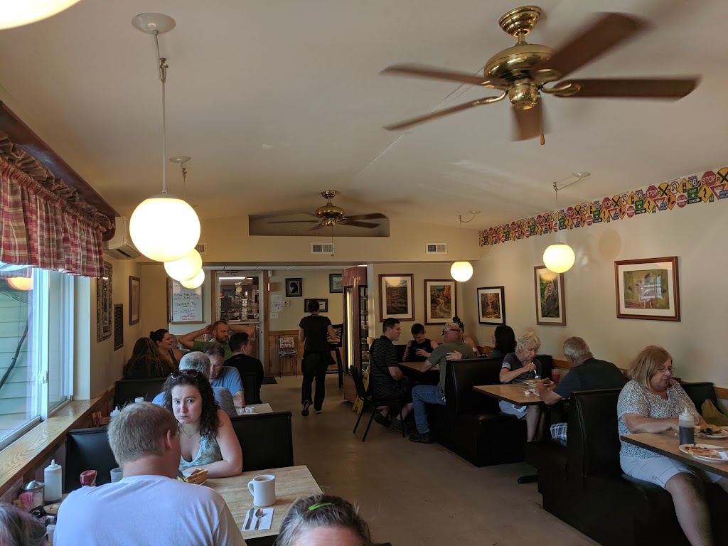 95 Diner | restaurant | 64 Lagrange Rd, Howland, ME 04448, USA | 2077323412 OR +1 207-732-3412