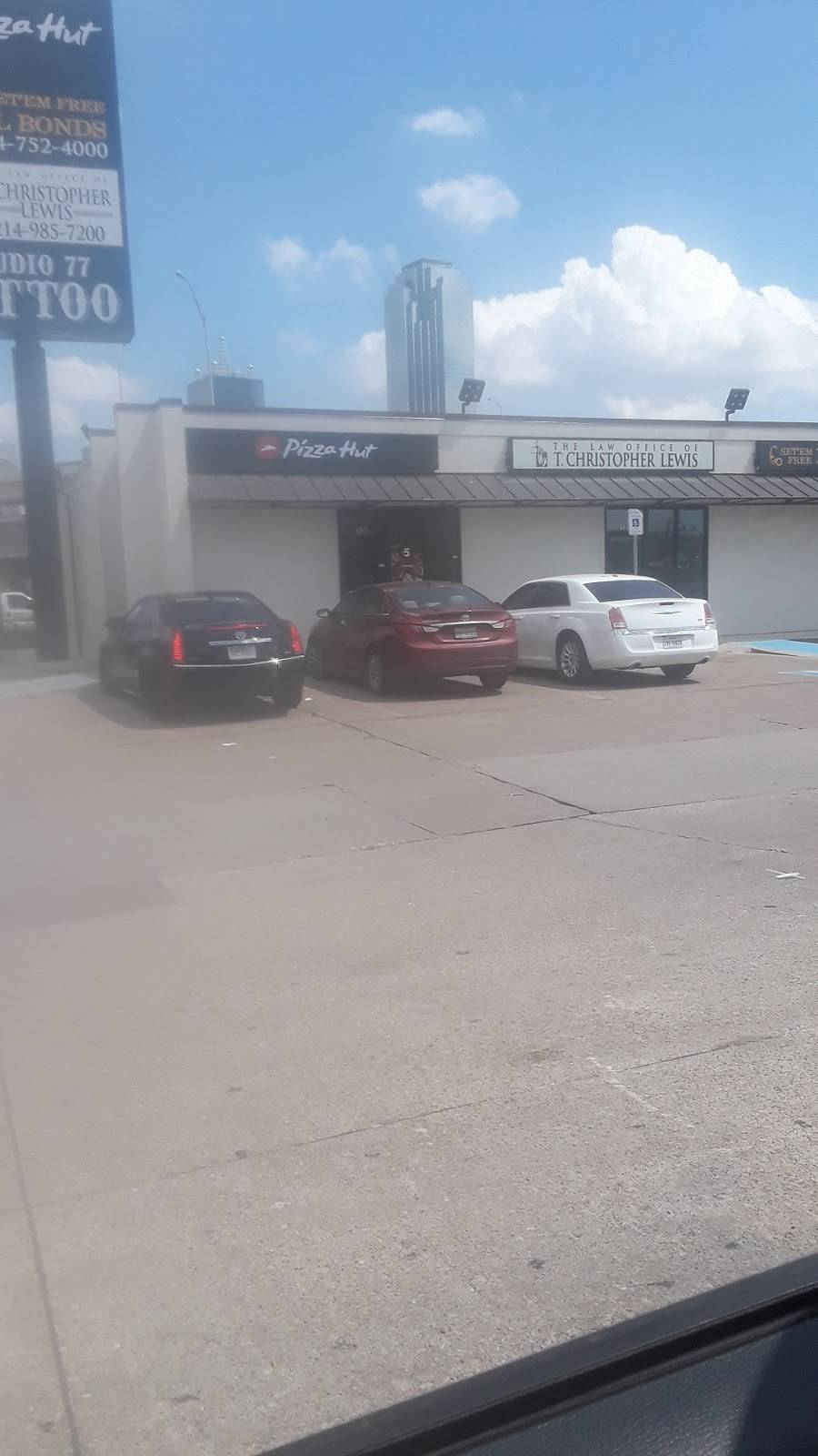 Pizza Hut | meal takeaway | 222 Continental Ave, Dallas, TX 75207, USA | 9729250630 OR +1 972-925-0630