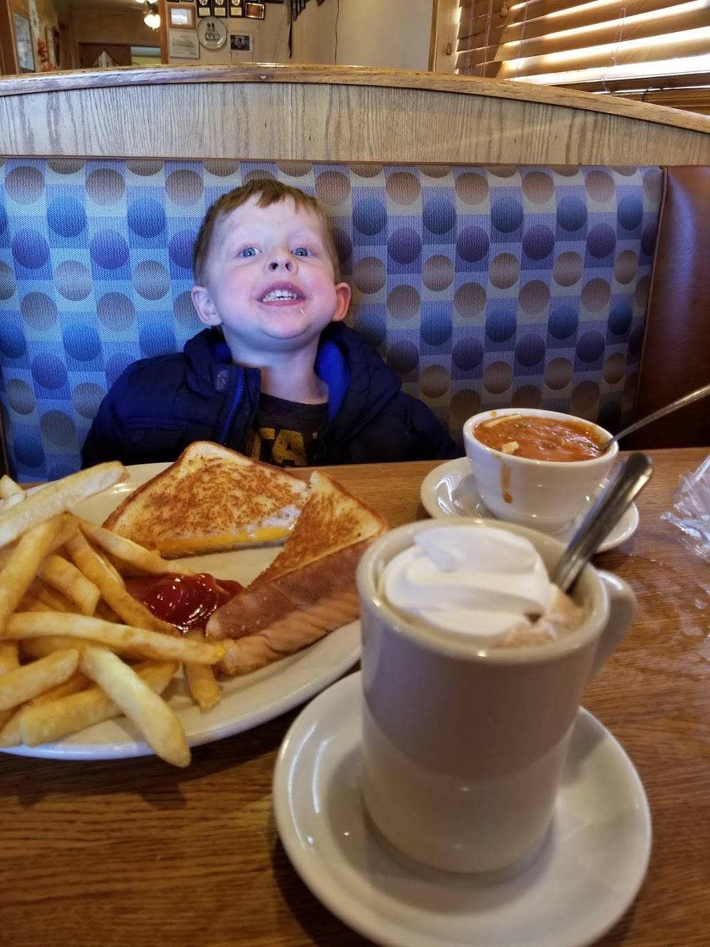 Pontiac Family Kitchen | restaurant | 904 W Custer Ave, Pontiac, IL 61764, USA | 8158443155 OR +1 815-844-3155