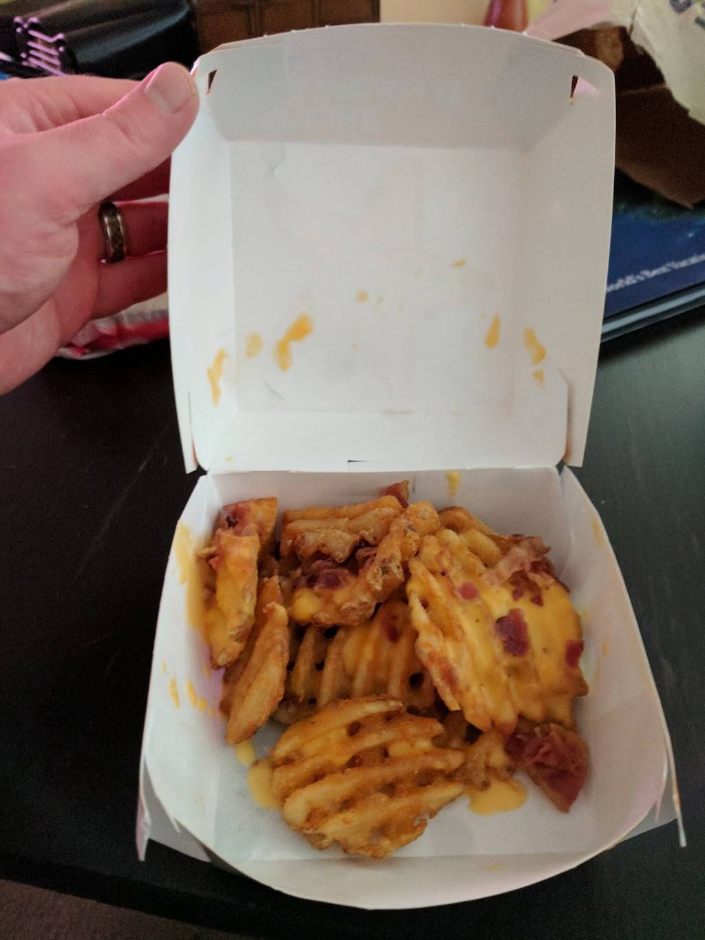 Carls Jr. / Green Burrito | meal takeaway | 2615 Broadway, Sacramento, CA 95818, USA | 9164542861 OR +1 916-454-2861