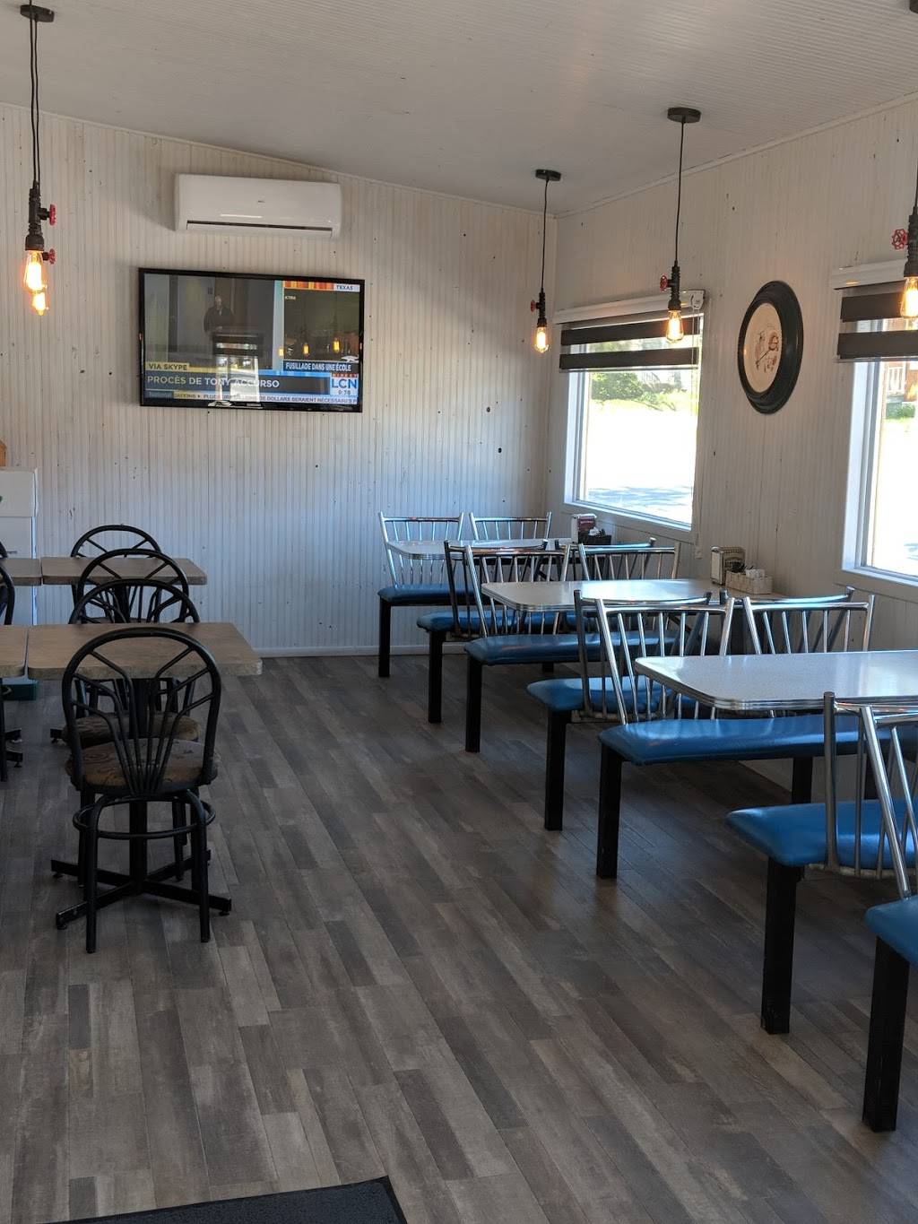 Casse-Croûte La Grondinoise | restaurant | 2350 Rang Saint Jean, Saint-Maurice, QC G0X 2X0, Canada | 8193703037 OR +1 819-370-3037