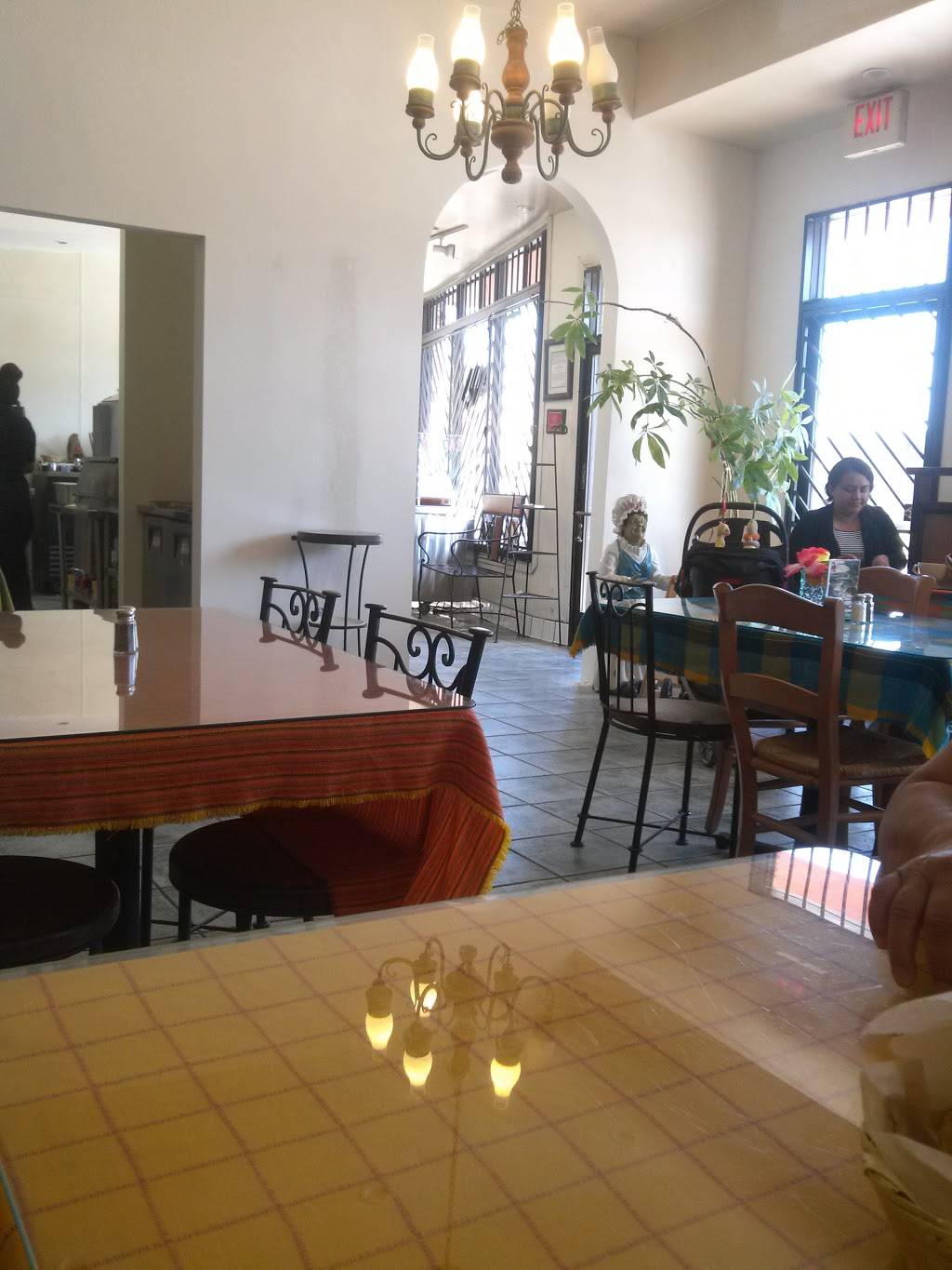 Quemoles Tamales y antojitos La Tia | restaurant | 4619 East Cesar E Chavez Avenue, Los Angeles, CA 90022, USA | 3232637842 OR +1 323-263-7842