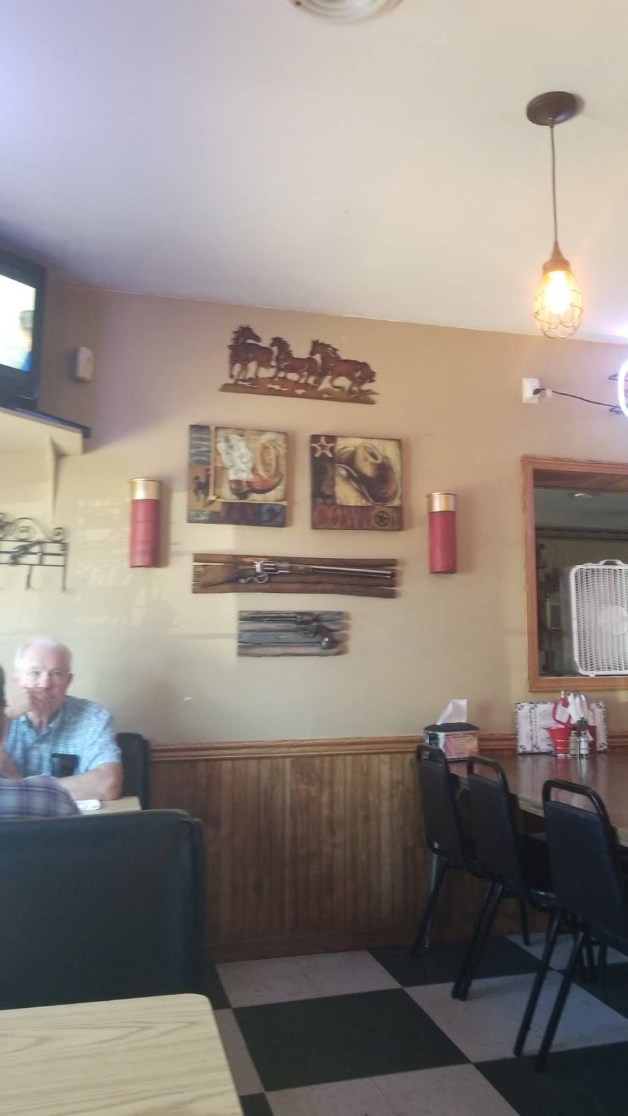 Rhodys Food & Spirits | restaurant | 14167 Old Hwy Rd, Dubuque, IA 52002, USA | 5635851500 OR +1 563-585-1500