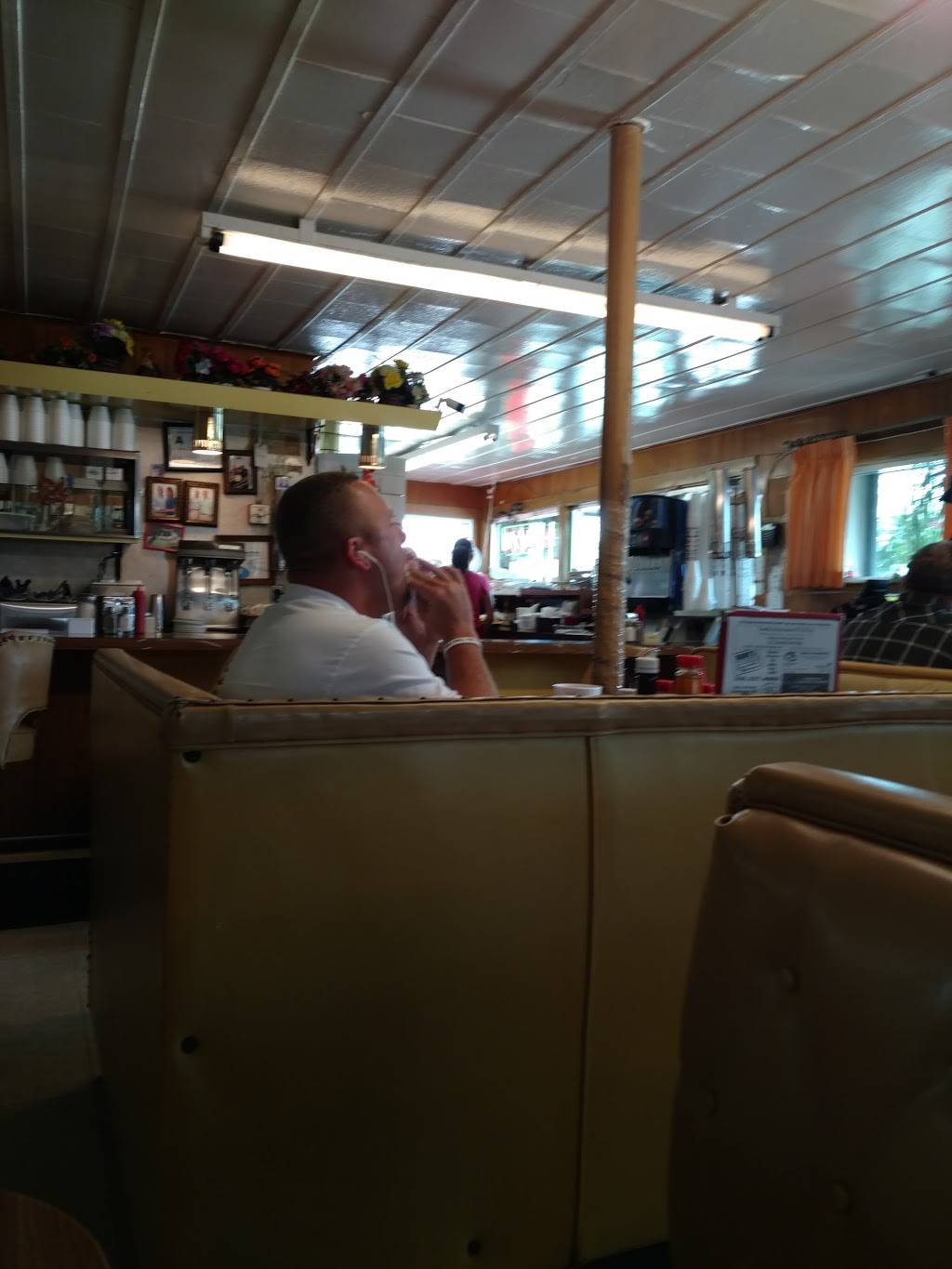 Skids Drive-In | restaurant | 1610 N Church St, Burlington, NC 27217, USA | 3362289448 OR +1 336-228-9448