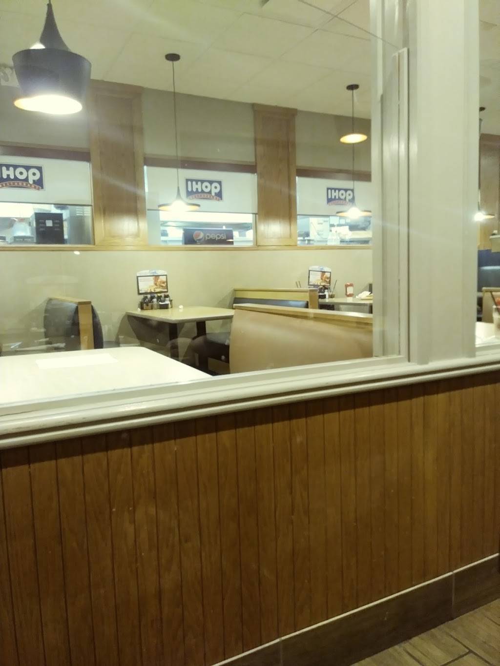 IHOP | bakery | 4383 Venture Dr, Peru, IL 61354, USA | 8152208772 OR +1 815-220-8772