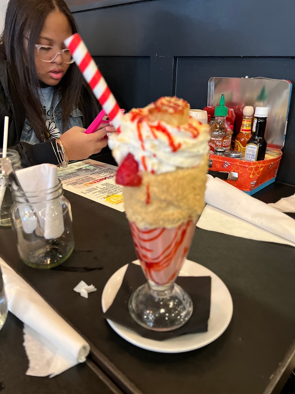 Moms Kitchen and Bar | restaurant | 701 9th Ave, New York, NY 10019, USA | 6466570080 OR +1 646-657-0080