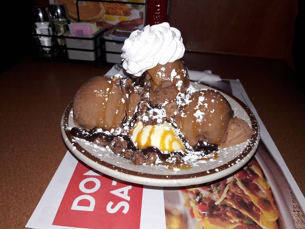 Dennys | restaurant | 165 McKinley St, Corona, CA 92879, USA | 9512783377 OR +1 951-278-3377