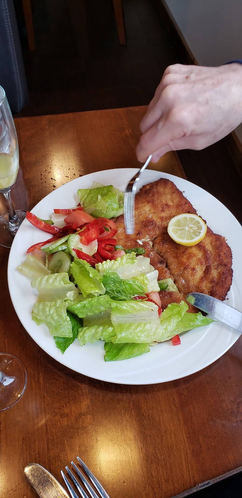 Old House Cosmopolitan | restaurant | 1024 Cameron St, Alexandria, VA 22314, USA | 7037179361 OR +1 703-717-9361