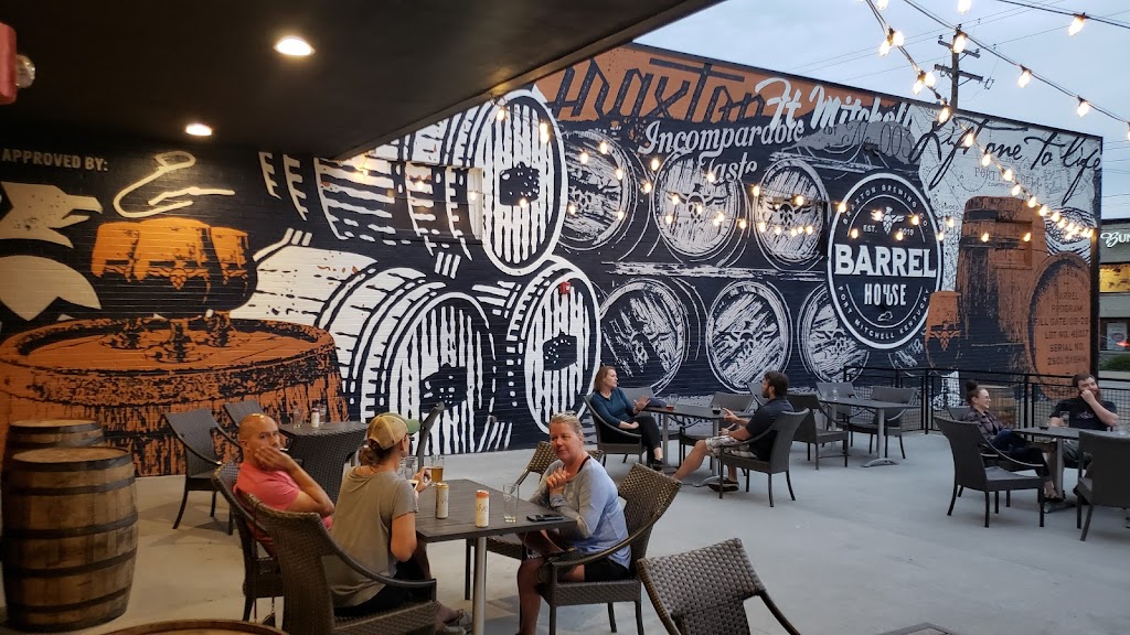 Braxton Barrel House | restaurant | 5 Orphanage Rd, Fort Mitchell, KY 41017, USA | 8593310296 OR +1 859-331-0296