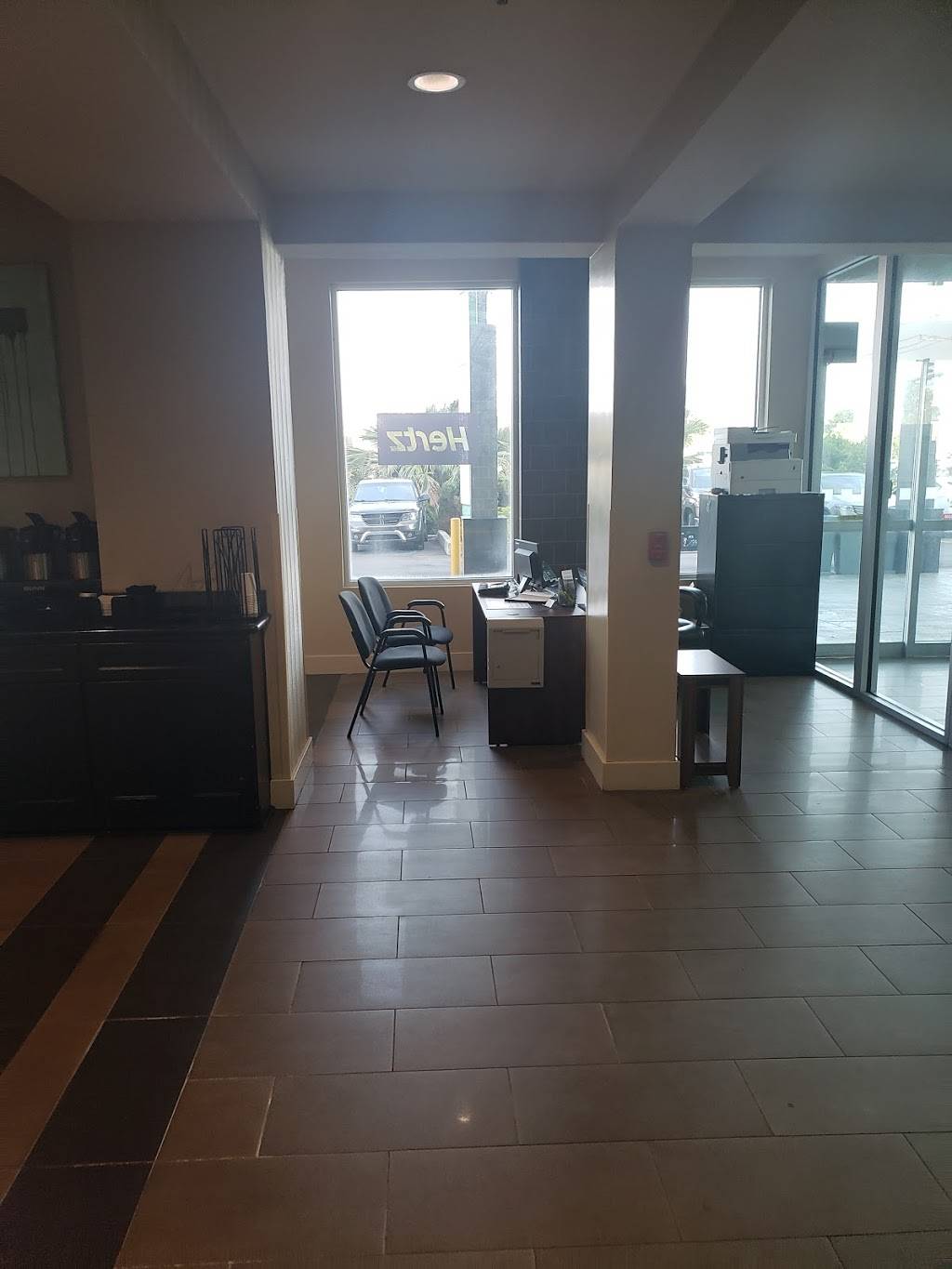 Round House Bar and Grill | restaurant | 2261 N Causeway Blvd, Metairie, LA 70001, USA | 5042242466 OR +1 504-224-2466