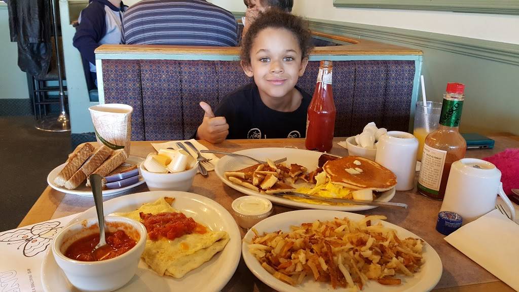 Stacy Lees Family Restaurant | restaurant | 4 McLaughlin Rd S, Brampton, ON L6Y 3B2, Canada | 9054594807 OR +1 905-459-4807