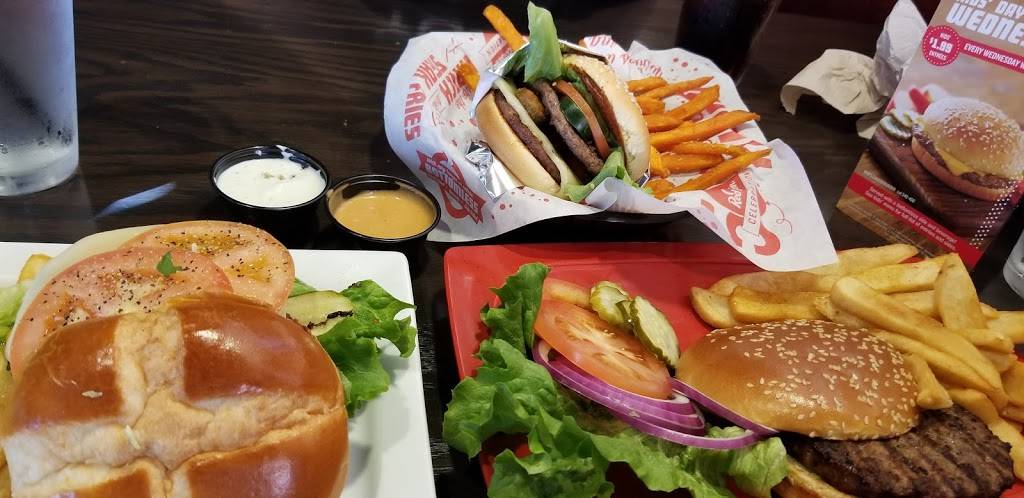 Red Robin Gourmet Burgers and Brews | restaurant | 9810 Riverside Pkwy, Tulsa, OK 74137, USA | 9182960072 OR +1 918-296-0072