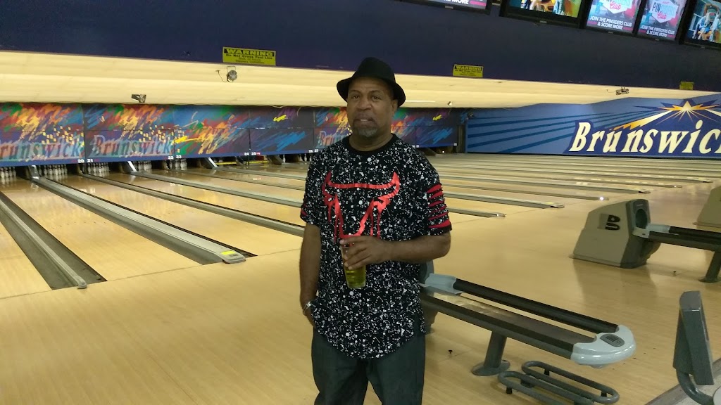 Bowlero Roselle | restaurant | 1100 W Lake St, Roselle, IL 60172, USA | 6303512100 OR +1 630-351-2100