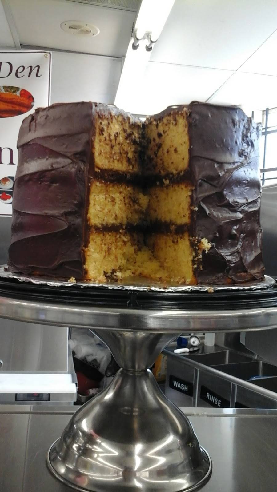 Daniels Soul Food Den | restaurant | 410 W McNichols Rd, Highland Park, MI 48203, USA | 3133772037 OR +1 313-377-2037