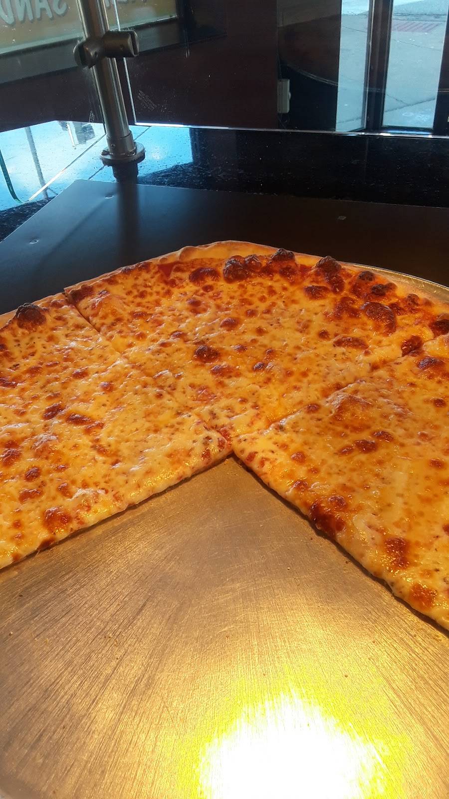 Armands Pizzeria | restaurant | 6694 N Northwest Hwy, Chicago, IL 60631, USA | 7739304800 OR +1 773-930-4800