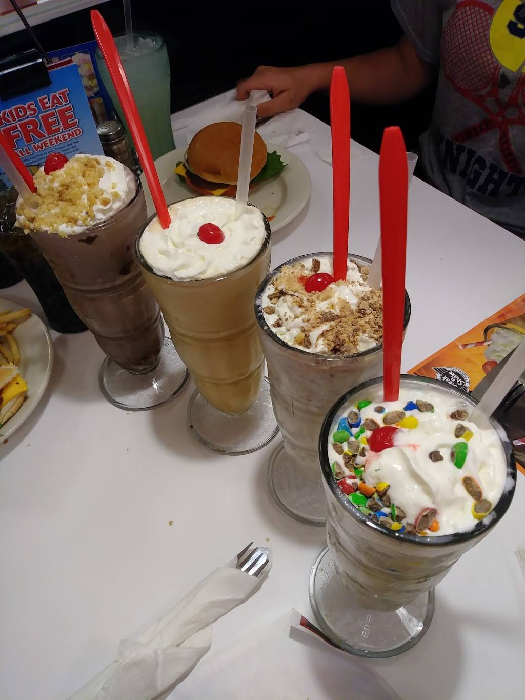 Steak n Shake | restaurant | 861 W Eads Pkwy, Lawrenceburg, IN 47025, USA | 8125394154 OR +1 812-539-4154