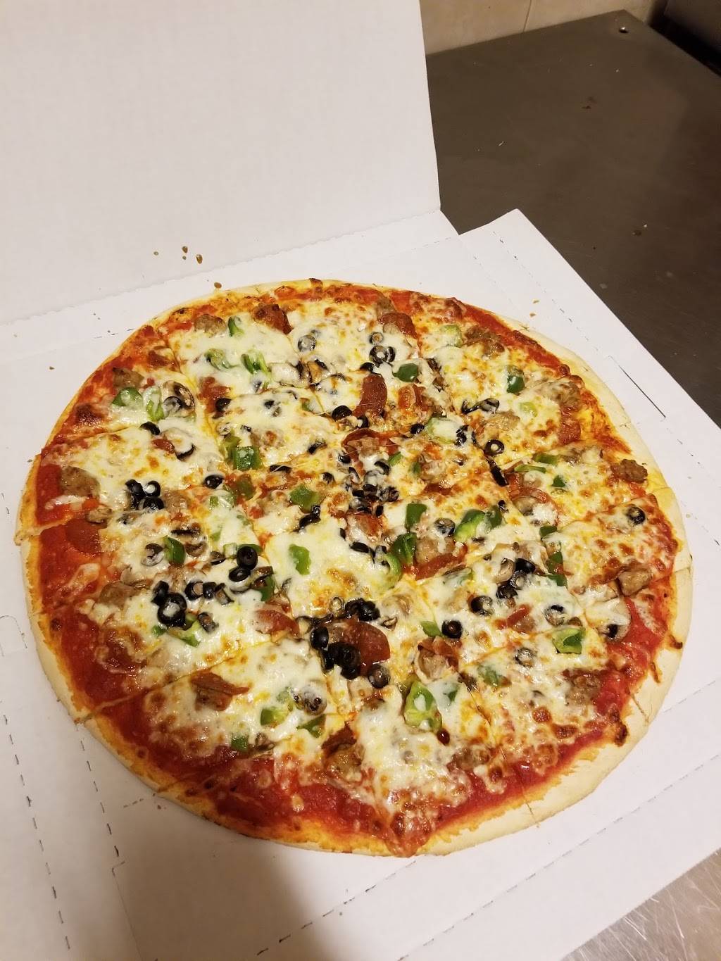 Catalinas Pizzeria | restaurant | 5337 W Belmont Ave, Chicago, IL 60641, USA | 7739930632 OR +1 773-993-0632