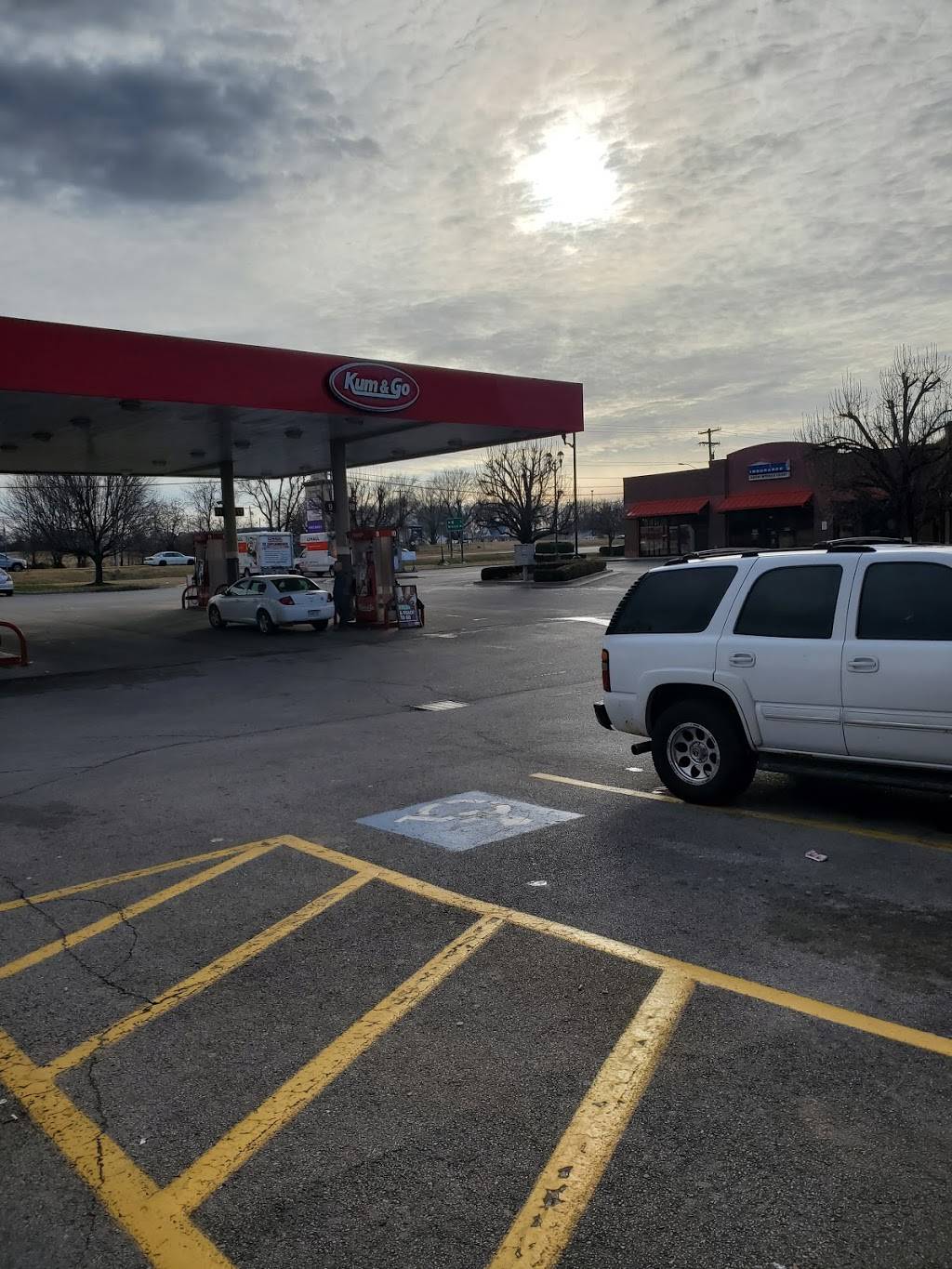 Kum & Go | meal takeaway | 3449 W Kearney St, Springfield, MO 65803, USA | 4178656903 OR +1 417-865-6903