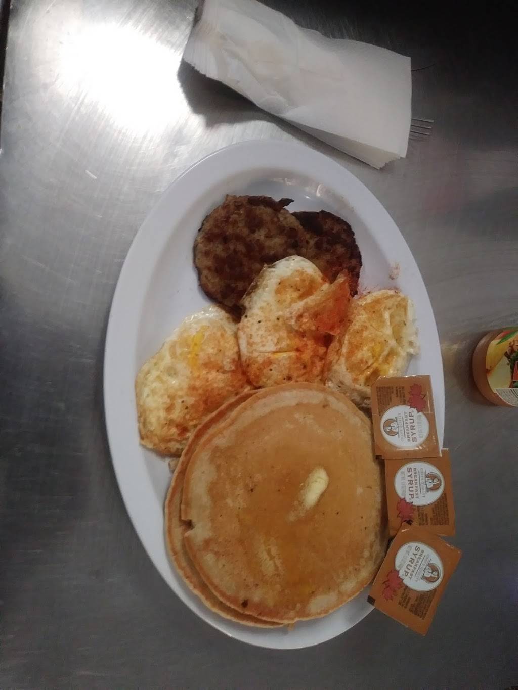 Marthas Kitchen | restaurant | 507 East 4th St, Los Angeles, CA 90013, USA | 2136258341 OR +1 213-625-8341