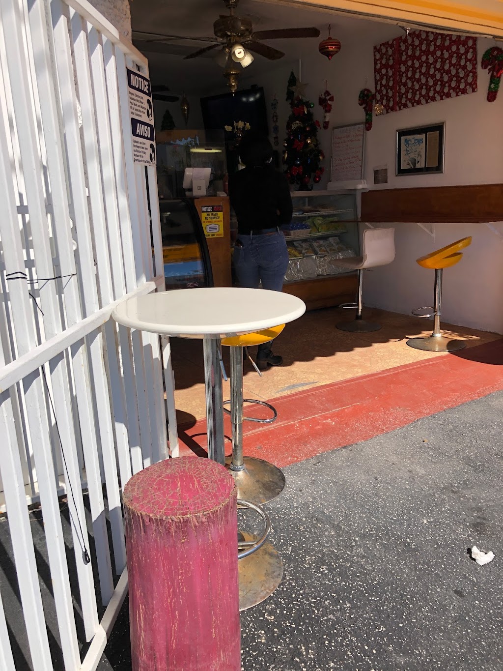 Breadn Pan Cafeteria | restaurant | 333 NE 69th St, Miami, FL 33138, USA | 3057594178 OR +1 305-759-4178