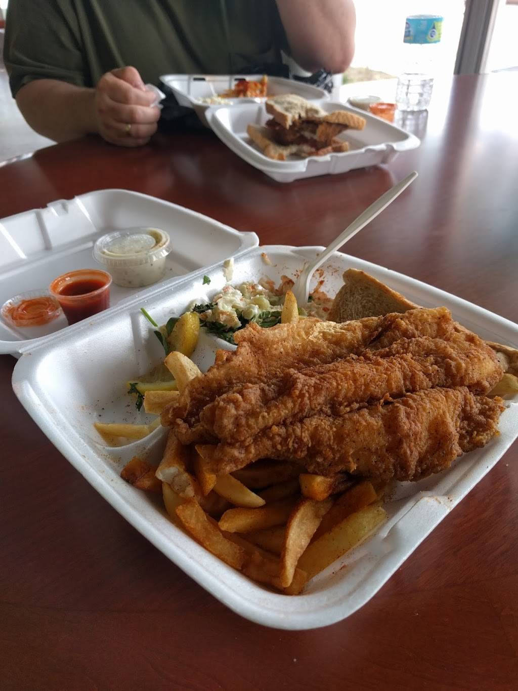 Sharks Seafood & Deli | restaurant | 3826 Lee Rd, Cleveland, OH 44128, USA | 2162951880 OR +1 216-295-1880