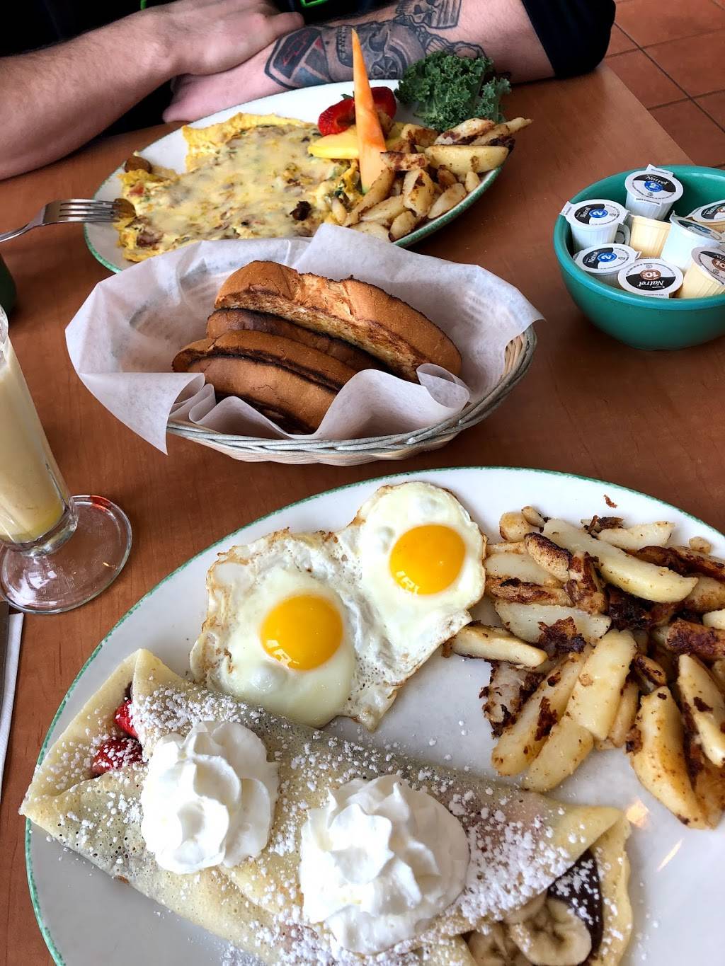 Cora | restaurant | 135 Mapleview Dr W, Barrie, ON L4N 9H7, Canada | 7057258686 OR +1 705-725-8686