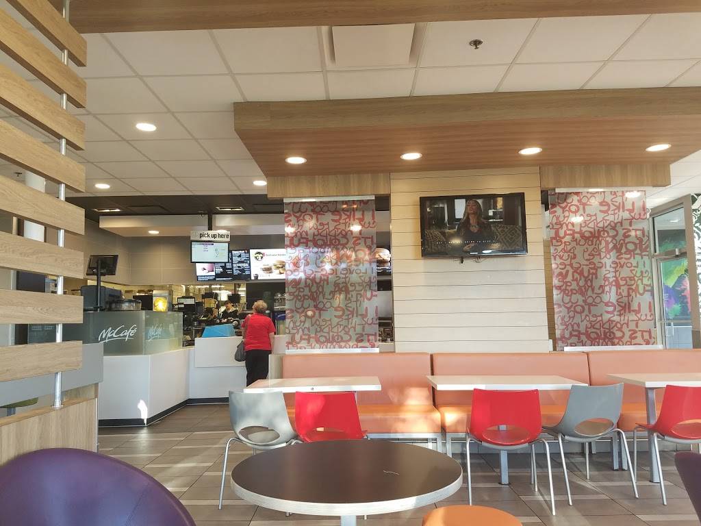 McDonalds | cafe | 610 33rd Ave SW, Cedar Rapids, IA 52404, USA | 3193646790 OR +1 319-364-6790