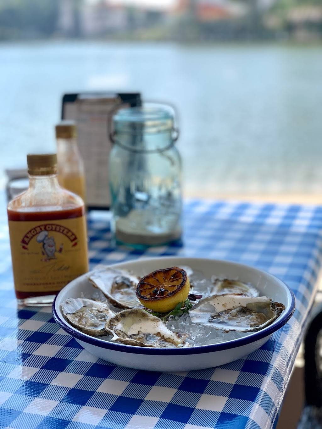 Fish Hawk Oyster Bar | restaurant | 480 King Carter Dr, Irvington, VA 22480, USA | 8044384489 OR +1 804-438-4489