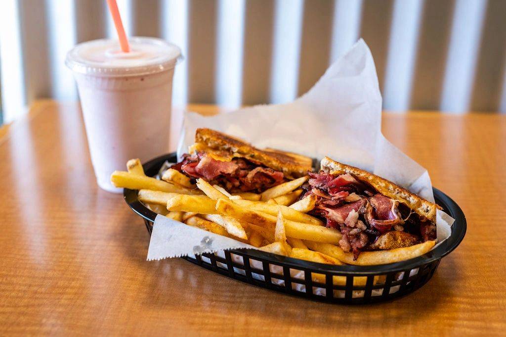 Water Shack | restaurant | 807 N Santa Fe Ave, Vista, CA 92084, USA | 7609411192 OR +1 760-941-1192