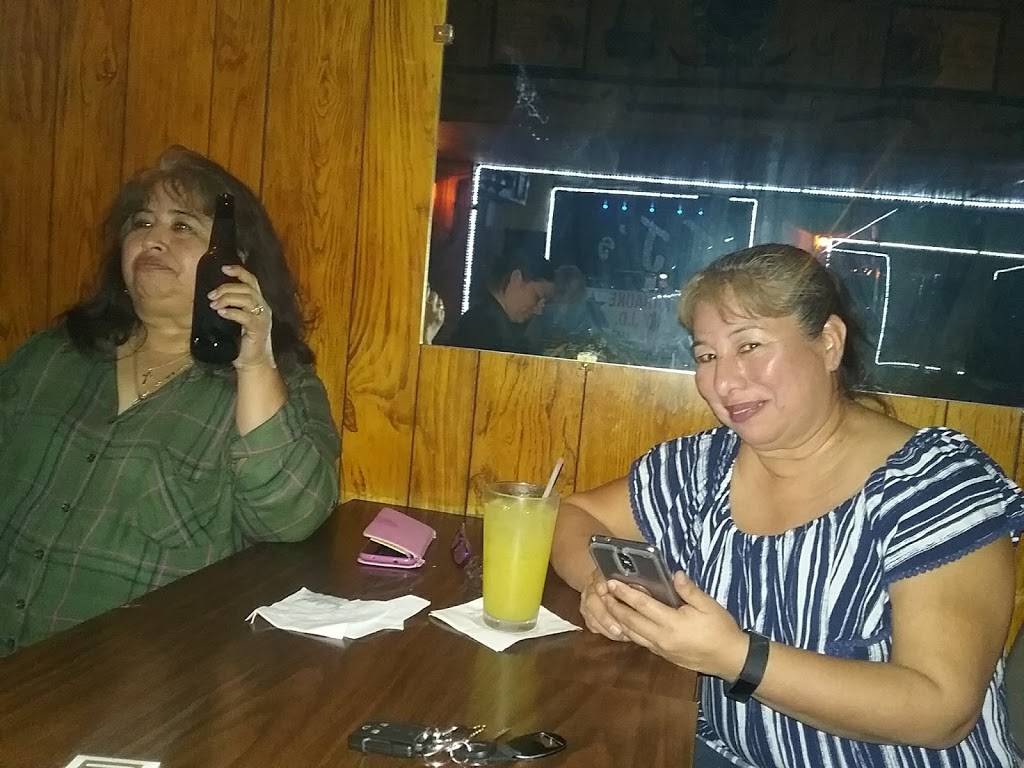 T Js Tavern | restaurant | 104 Kennedy St, Willis, TX 77378, USA | 9368567758 OR +1 936-856-7758