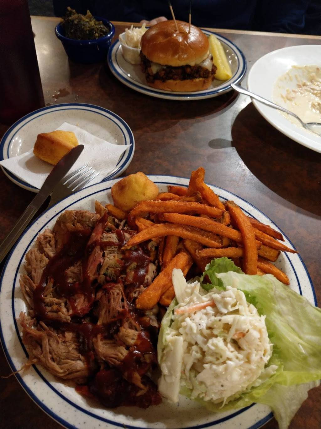 Red Hot & Blue Fairfax | restaurant | 4104, 4150 Chain Bridge Rd, Fairfax, VA 22030, USA | 7032186989 OR +1 703-218-6989