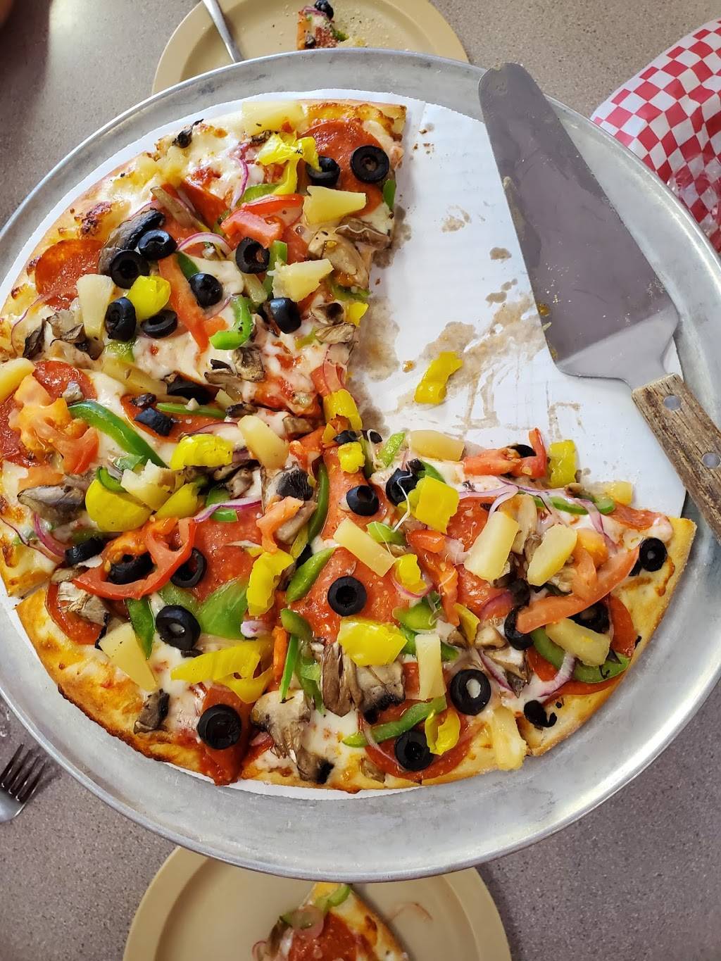 The Whistle Stop Pizzeria & More | restaurant | 303 Broad St, Baxter, TN 38544, USA | 9318583287 OR +1 931-858-3287