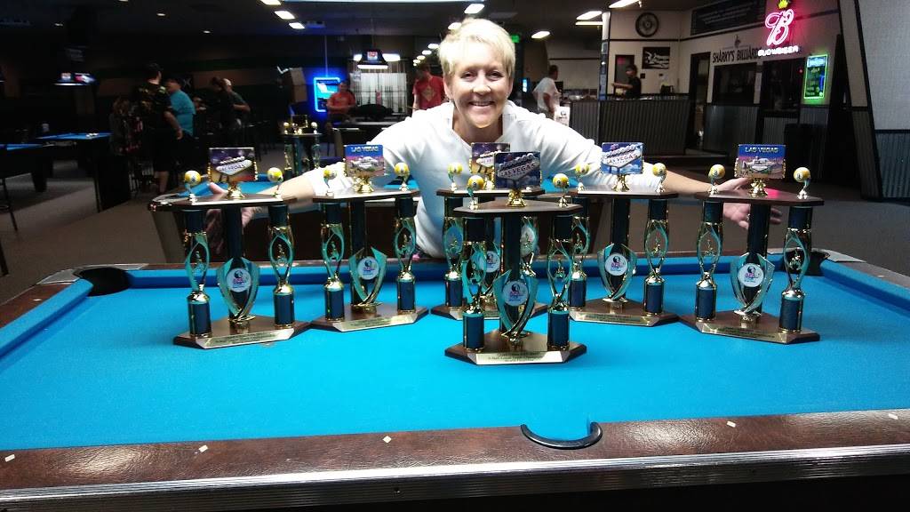 Sharkys Bar & Grill | restaurant | 2902 E Kimberly Rd, Davenport, IA 52807, USA | 5633597225 OR +1 563-359-7225