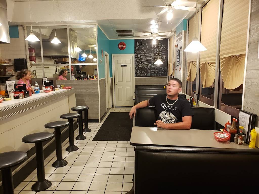 Daves Diner | restaurant | 1011 Seaway Dr, Fort Pierce, FL 34949, USA | 7724602810 OR +1 772-460-2810