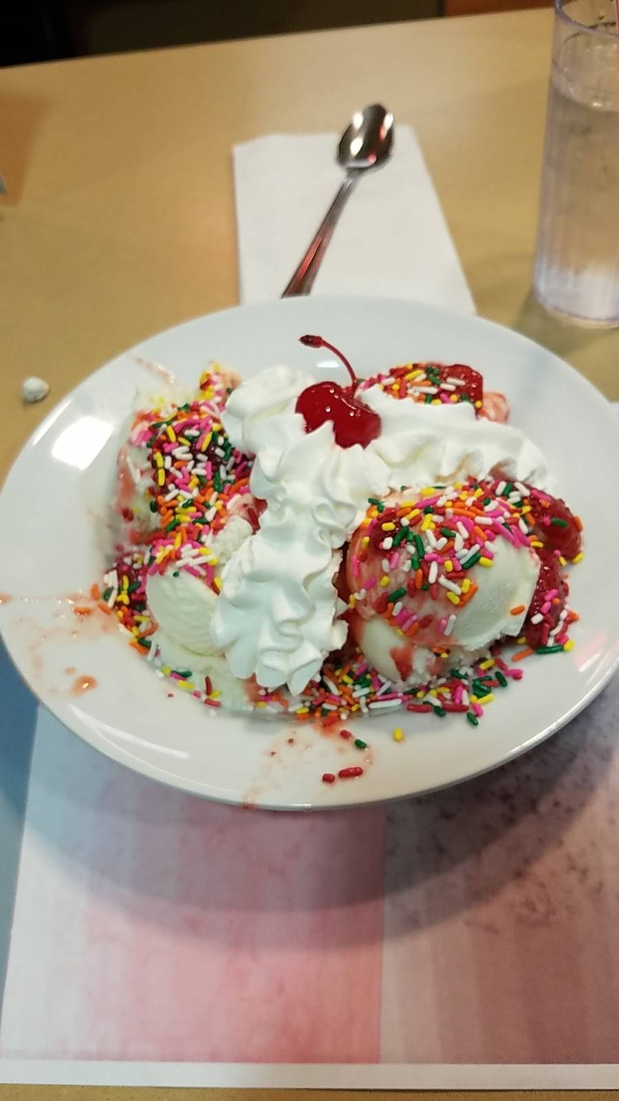 Newport Creamery | meal takeaway | 208 W Main Rd, Middletown, RI 02842, USA | 4018462767 OR +1 401-846-2767